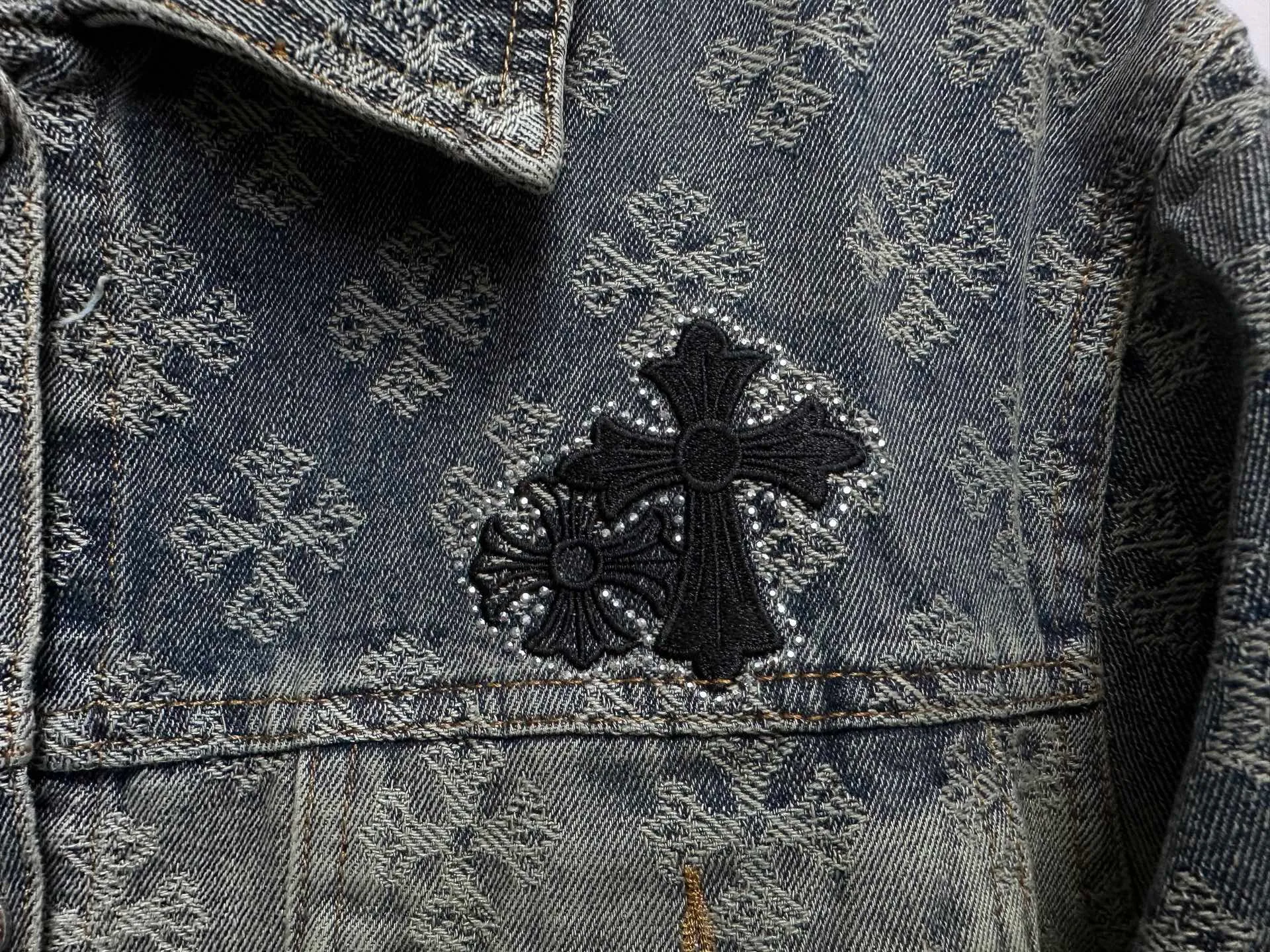 P330 [ChromeHearts] ChromeHearts Steel-stamped classic Sanskrit all-over jacquard hot-drilled denim jacket for men and women New Chrome Hearts Sanskrit-printed custom-made fabric jacket Gradient color wash, hot-drilled cross denim jacket on the back A very heavy-duty one. Heavy-duty top. Presbyopia is suitable for early autumn outings. The denim fabric can be directly machine washed without deformation. It also looks high-end when washed and aged. Power-style wear. Take any photo and look into the mirror. The gradient color is super high-end 💕 Size: s-xl